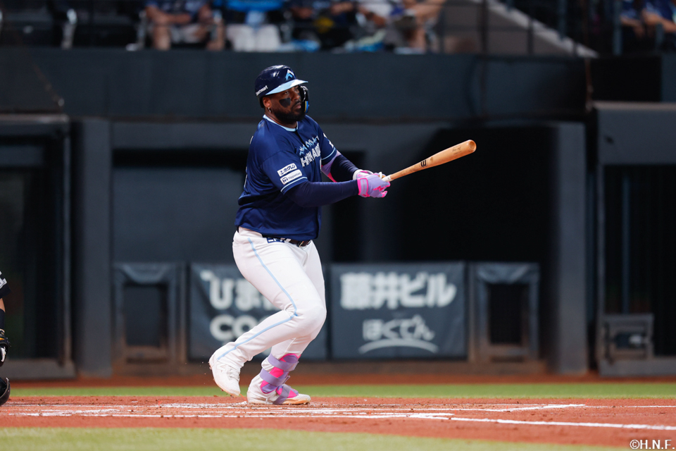 1回裏、同点の適時打を放つレイエス選手02