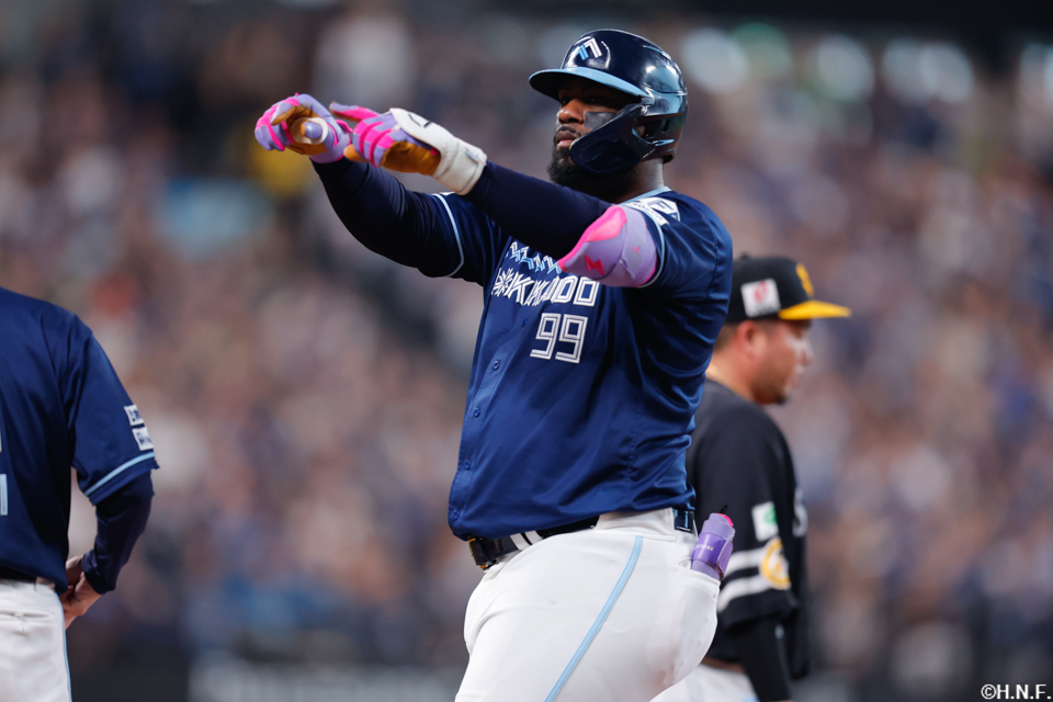 1回裏、同点の適時打を放つレイエス選手03