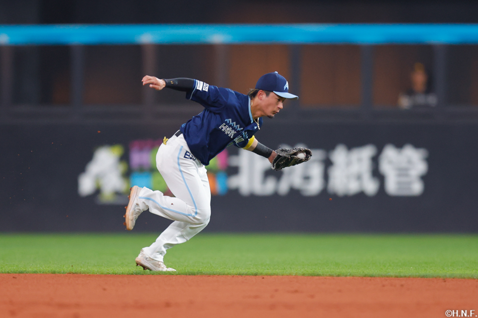 2回表、遊ゴロを捌く水野選手