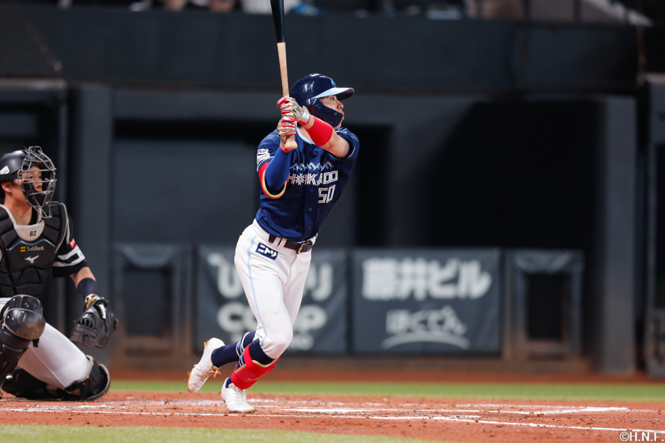 2回裏、センターへヒットを放つ五十幡選手01