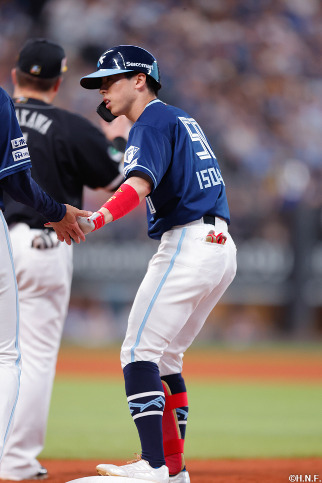 2回裏、センターへヒットを放つ五十幡選手02