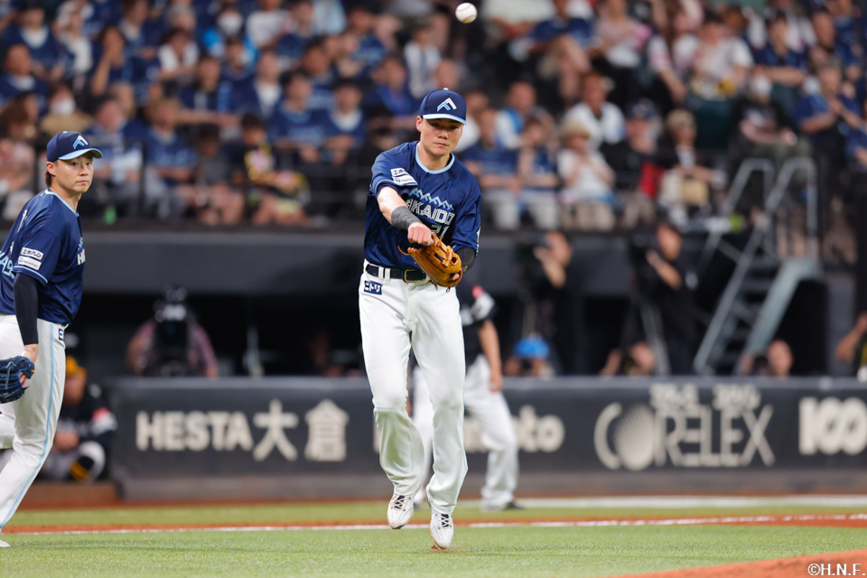 4回表、三ゴロを捌く清宮選手