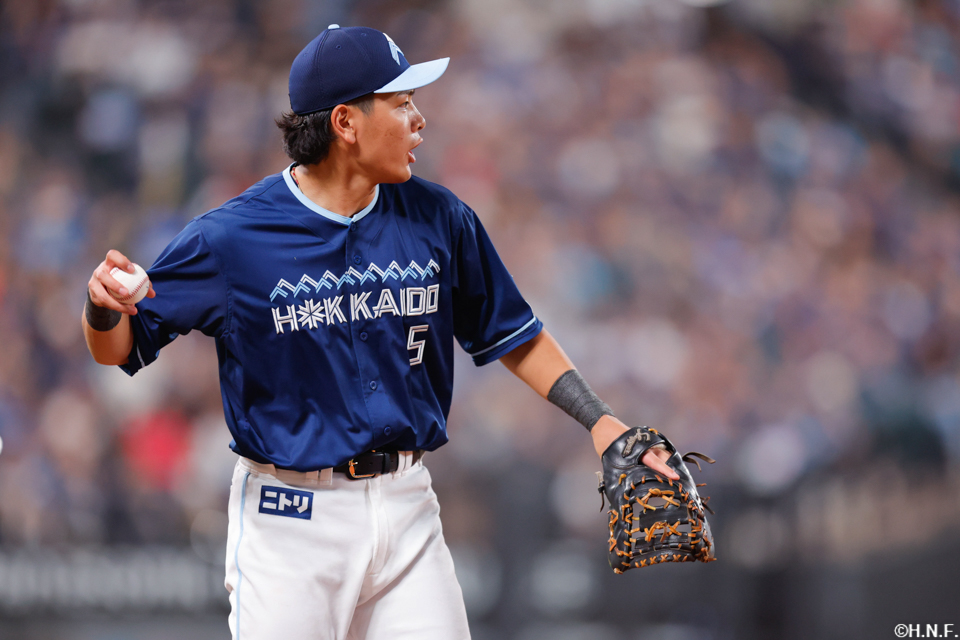 5回表、一ゴロを捌く野村選手