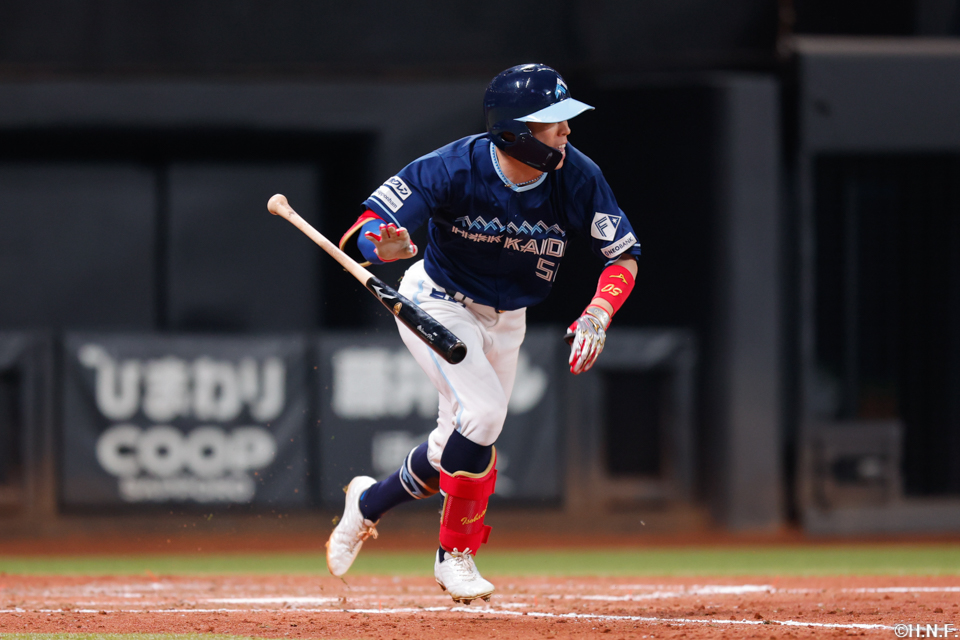 5回裏、センターへヒットを放つ五十幡選手