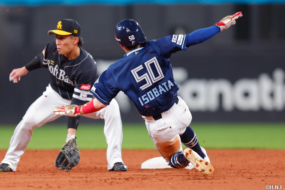 5回裏、盗塁をきめる五十幡選手