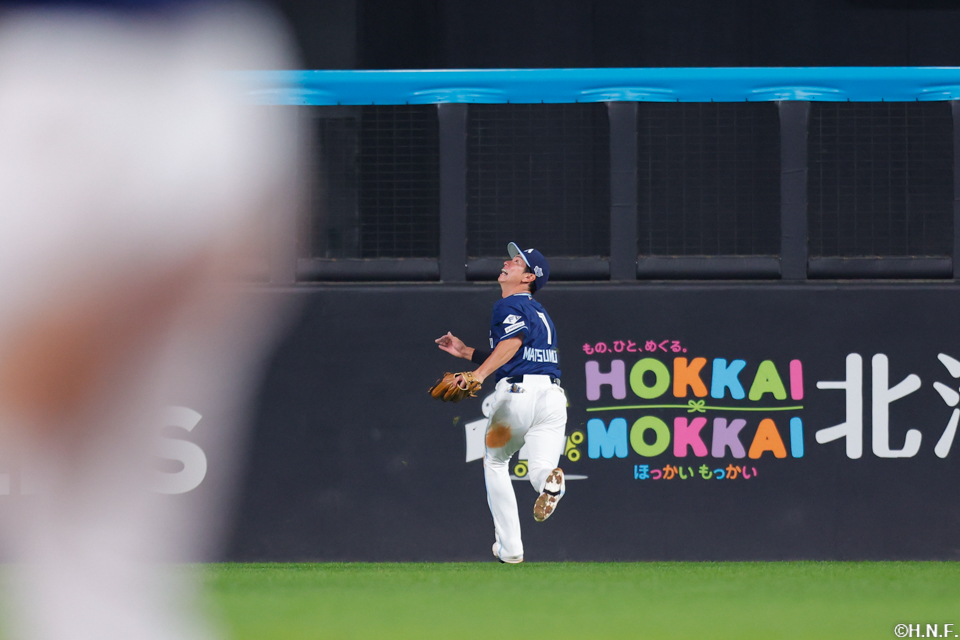 7回表、好守をみせる松本剛選手01