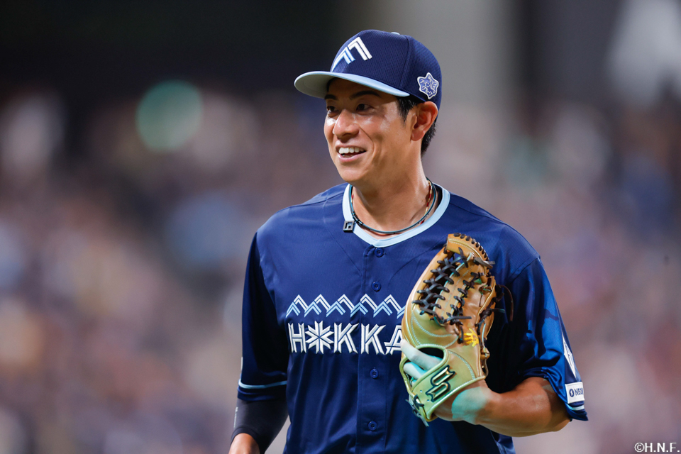 7回表、好守をみせる松本剛選手02