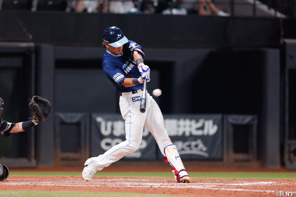 8回裏、センターへヒットを放つ野村選手01