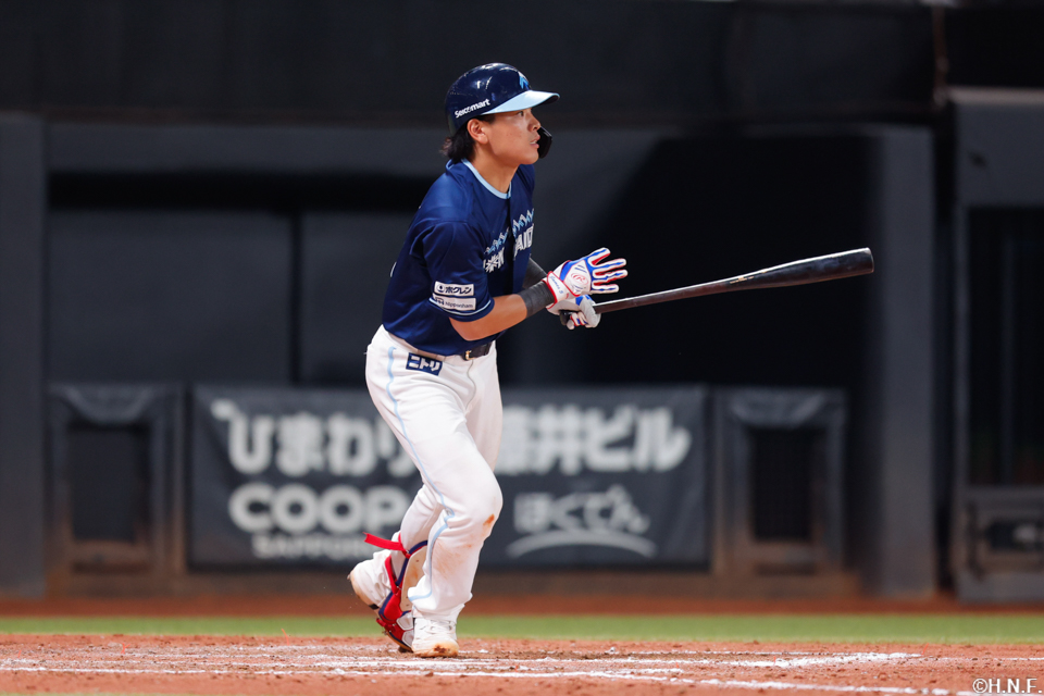 8回裏、センターへヒットを放つ野村選手02