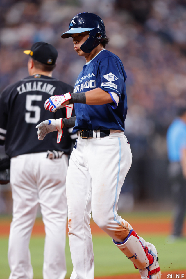 8回裏、センターへヒットを放つ野村選手03