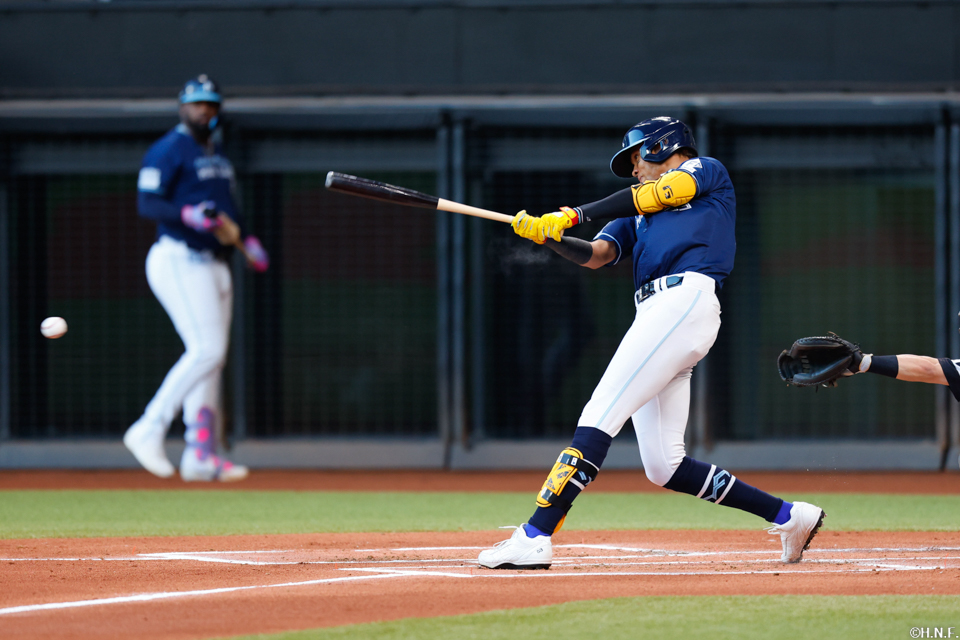 1回裏、レフトへヒットを放つ水谷選手01