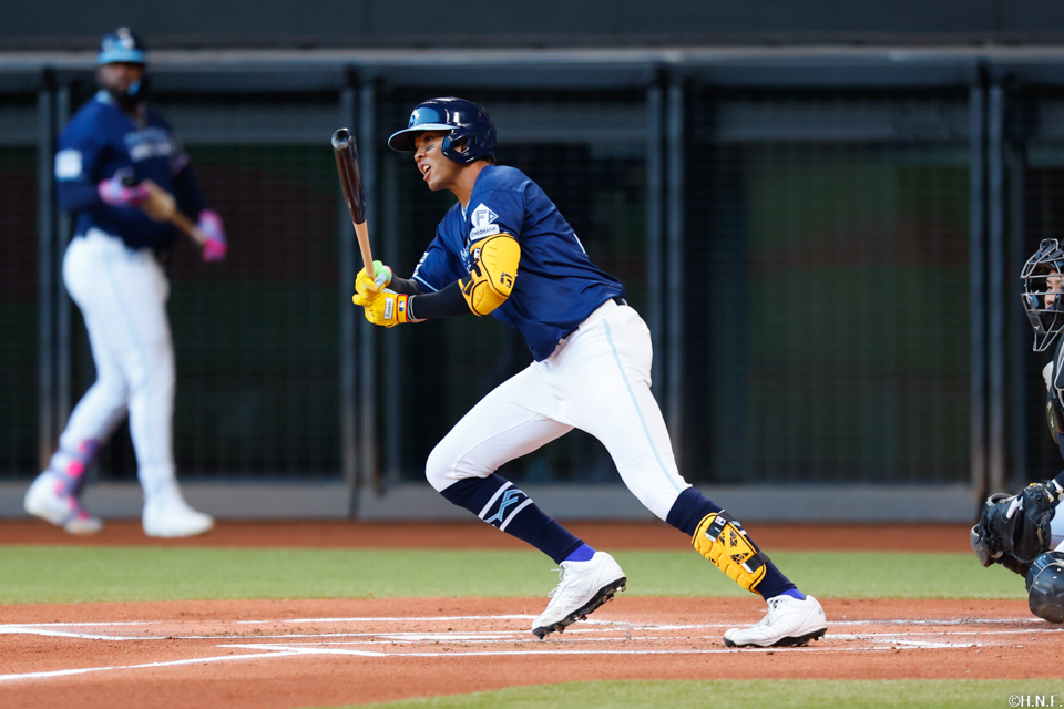 1回裏、レフトへヒットを放つ水谷選手02