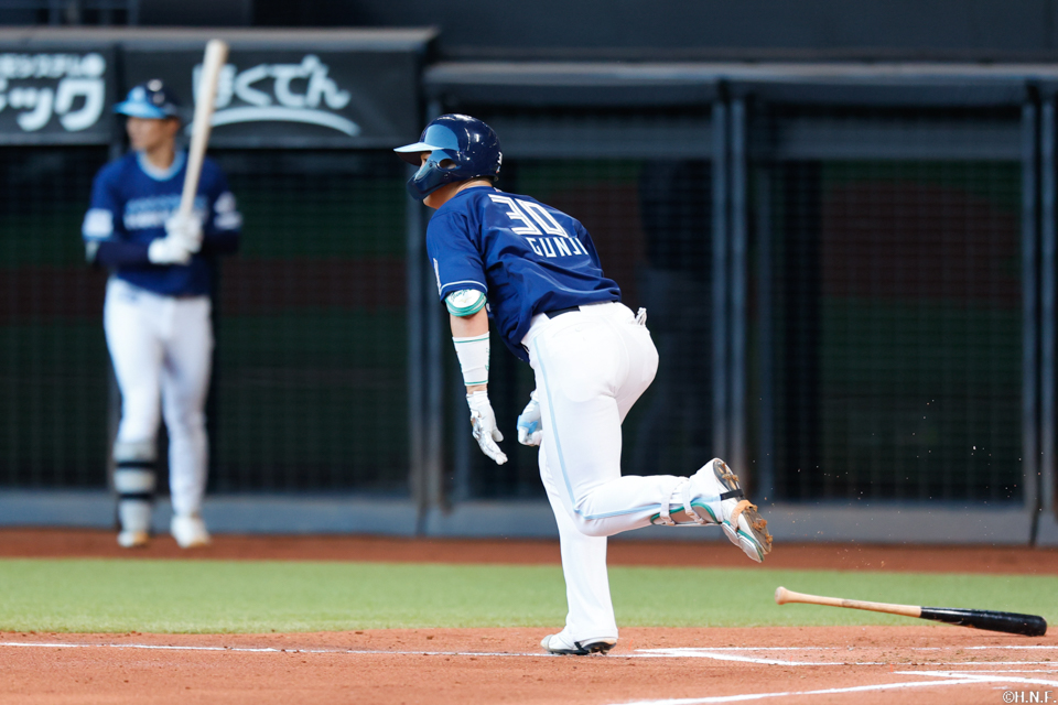 2回裏、センターへヒットを放つ郡司選手