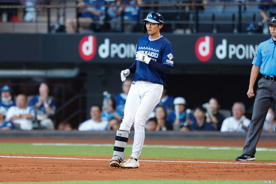 2回裏、ライトへヒットを放った石井選手