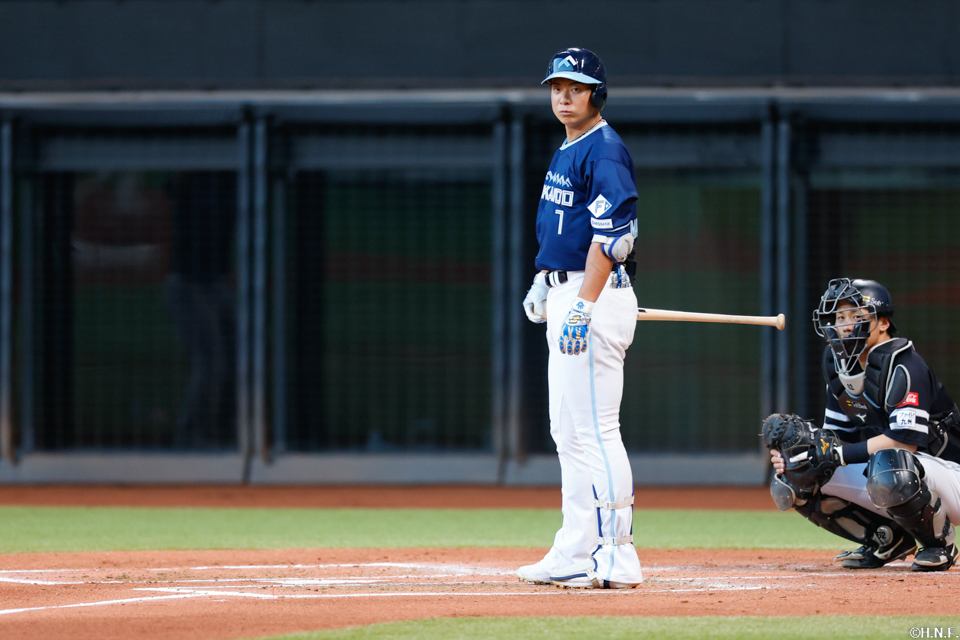 2回裏、適時失策を誘う打球を放つ松本剛選手01