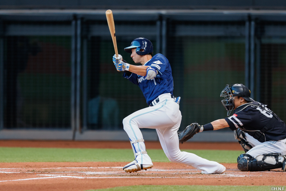 2回裏、適時失策を誘う打球を放つ松本剛選手02