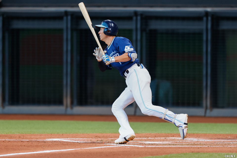 2回裏、適時失策を誘う打球を放つ松本剛選手03