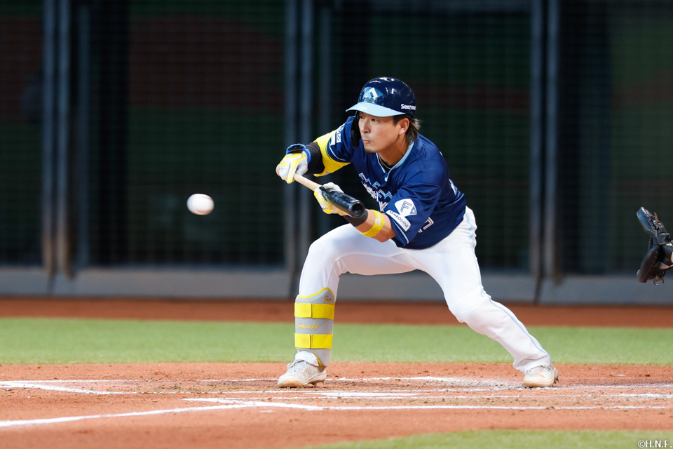 2回裏、スクイズを決める水野選手01