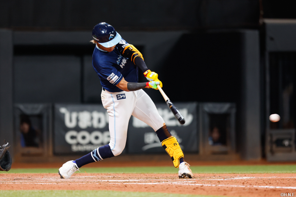 5回裏、センターへ勝ち越しの適時打を放つ水谷選手01