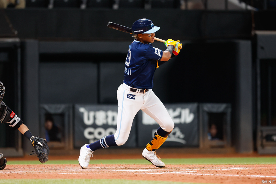 5回裏、センターへ勝ち越しの適時打を放つ水谷選手02