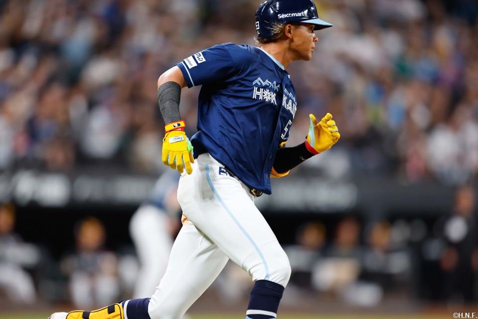 5回裏、センターへ勝ち越しの適時打を放つ水谷選手03