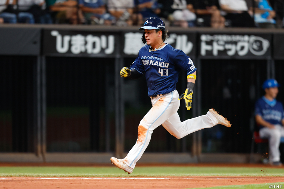 5回裏、生還する水野選手