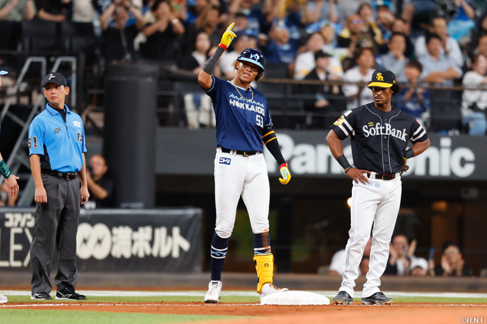 5回裏、センターへ勝ち越しの適時打を放つ水谷選手04