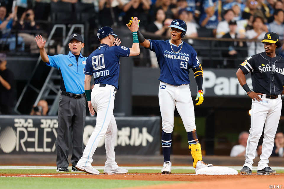 5回裏、センターへ勝ち越しの適時打を放つ水谷選手05