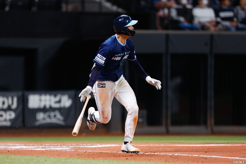 6回裏、レフトへ二塁打を放つ石井選手02