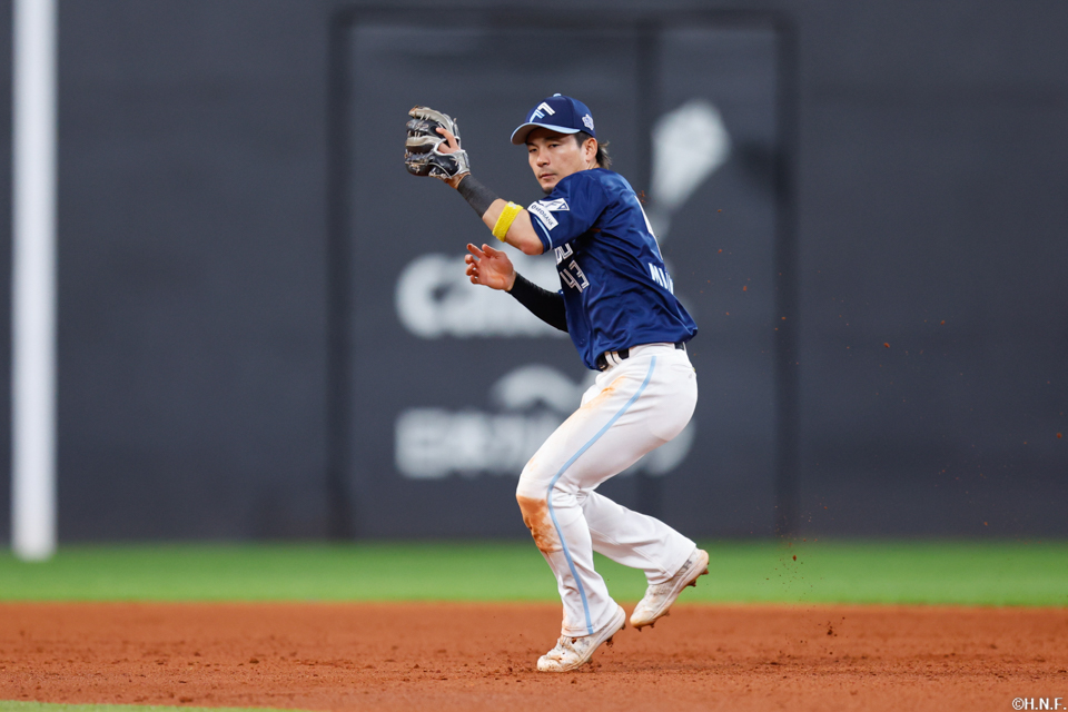 8回表、遊ゴロをさばく水野選手