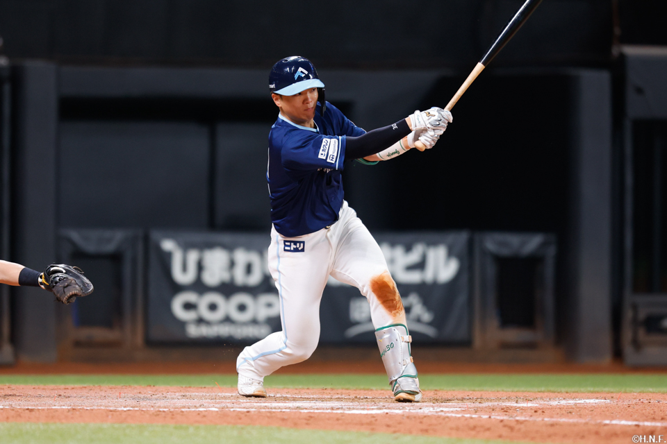 8回裏、センターへヒットを放つ郡司選手01