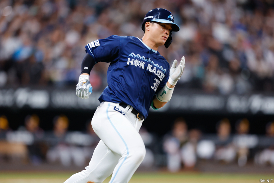 8回裏、センターへヒットを放つ郡司選手02