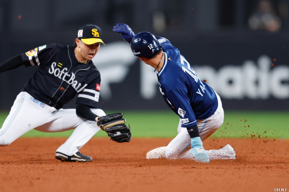 8回裏、盗塁を決める矢澤選手