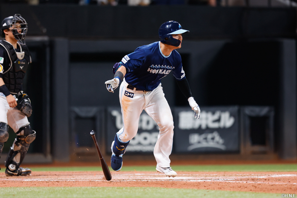 8回裏、逆転の2点適時三塁打を放つ清宮選手02