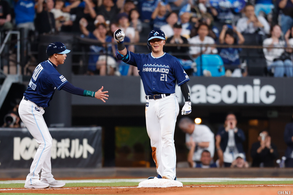 8回裏、逆転の2点適時三塁打を放つ清宮選手03