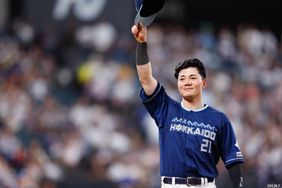 9回表、声援に応える清宮選手