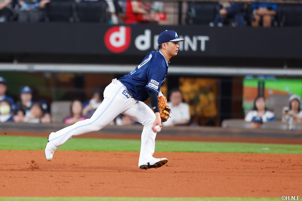 3回表、一塁へ送球する郡司選手