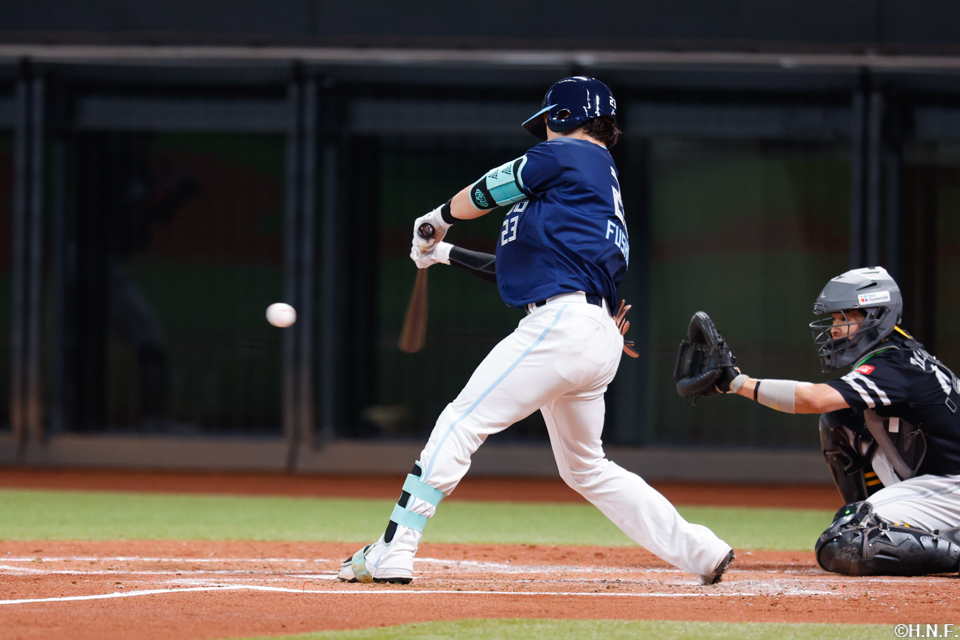 3回裏、センターへヒットを放つ伏見選手01