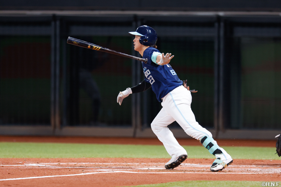 3回裏、センターへヒットを放つ伏見選手02