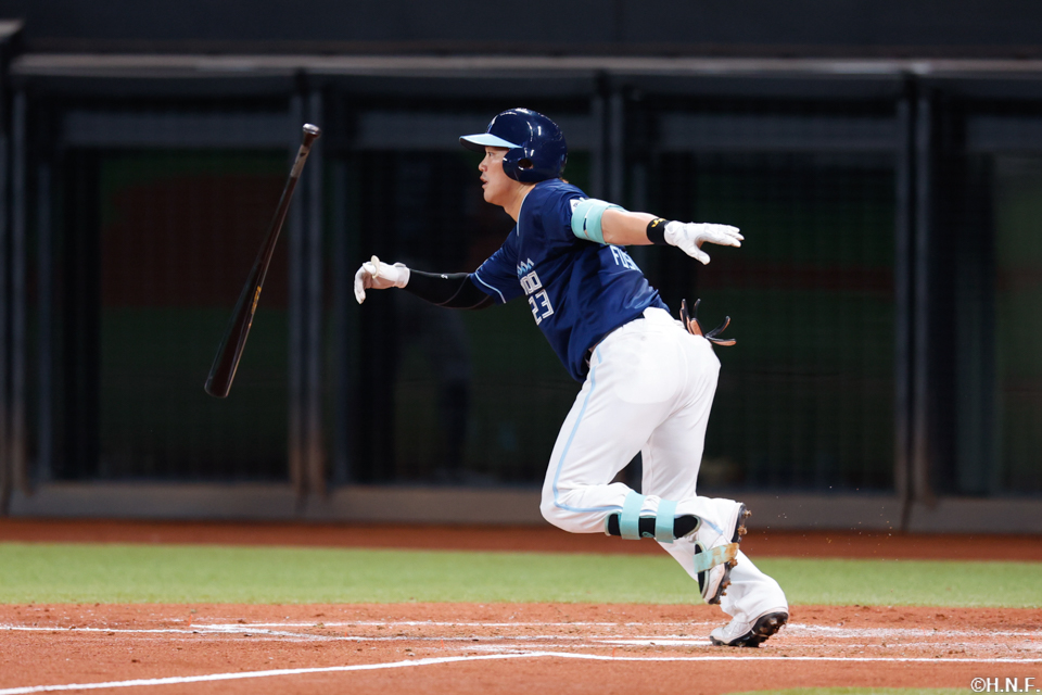 3回裏、センターへヒットを放つ伏見選手03