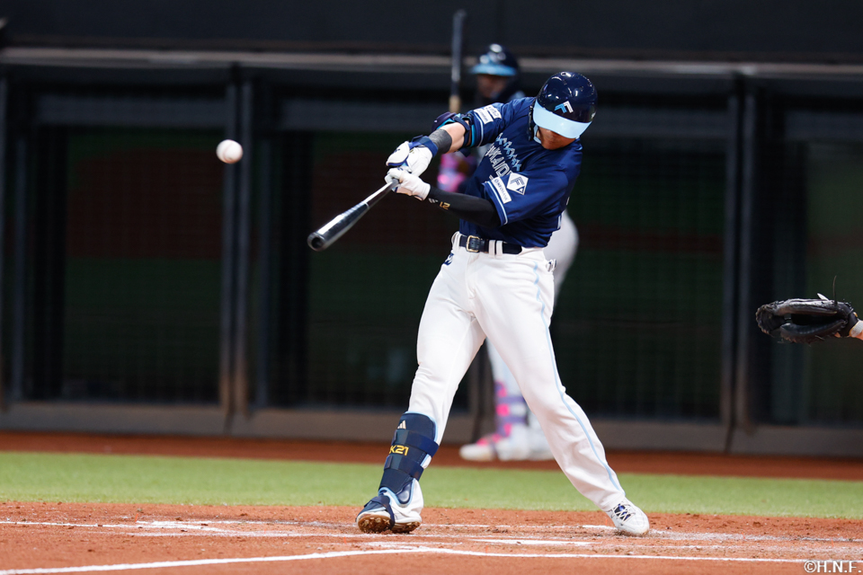 3回裏、レフトへ二塁打を放つ清宮選手01