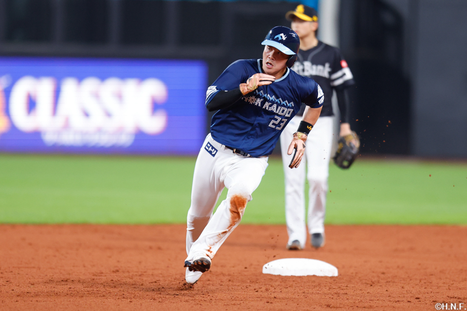 3回裏、三塁へ進塁する伏見選手