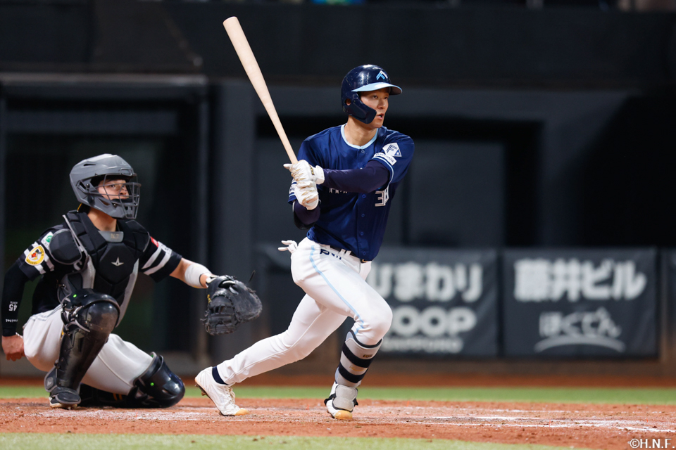 4回裏、ライトへ三塁打を放つ石井選手01