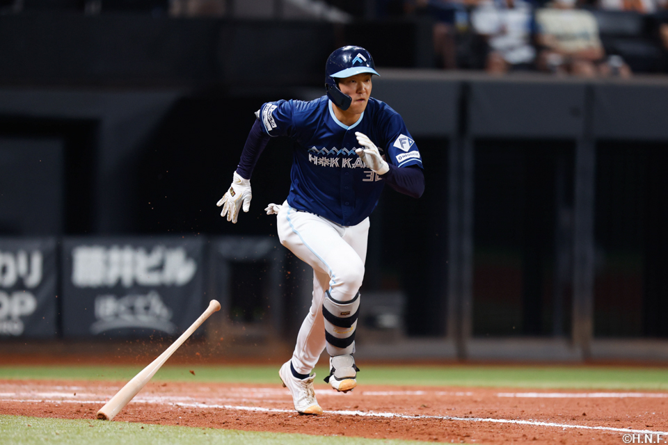 4回裏、ライトへ三塁打を放つ石井選手02