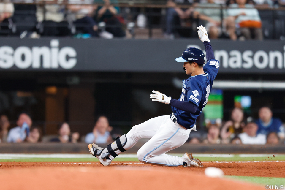 4回裏、ライトへ三塁打を放つ石井選手03