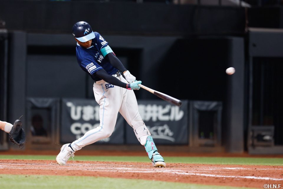 4回裏、レフトへ2ランを放つ万波選手01