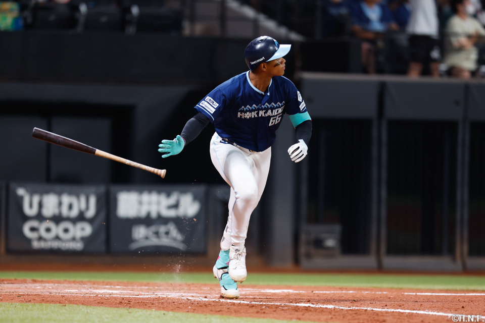 4回裏、レフトへ2ランを放つ万波選手02