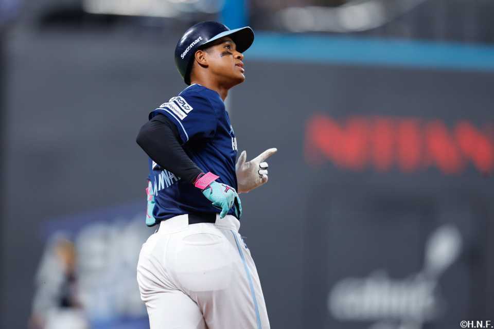 4回裏、レフトへ2ランを放つ万波選手03