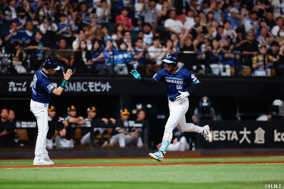 4回裏、レフトへ2ランを放つ万波選手04