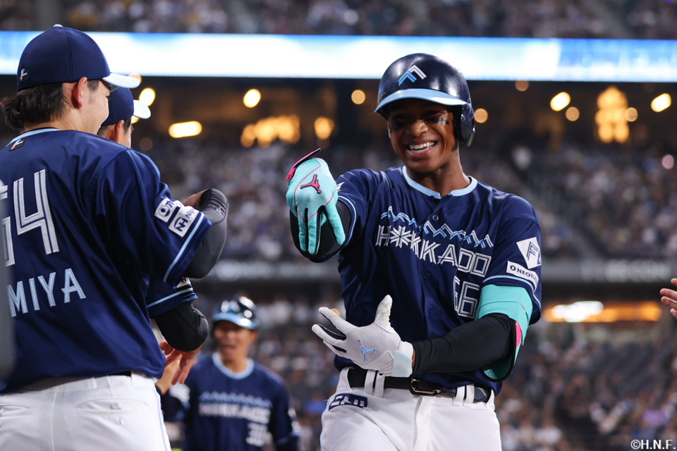 4回裏、レフトへ2ランを放つ万波選手05